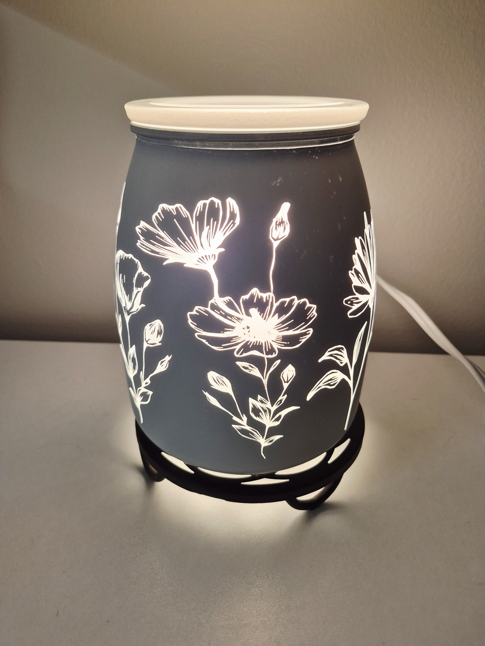 Scentsy Gray and Cream Floral Electric Warmer